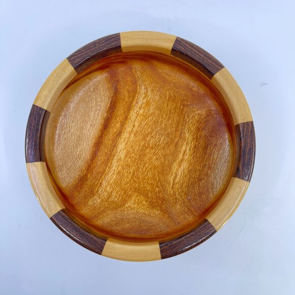 vintage handcrafted wood bowl with contrasting light & dark wood pattern signed - Picture 5 of 8